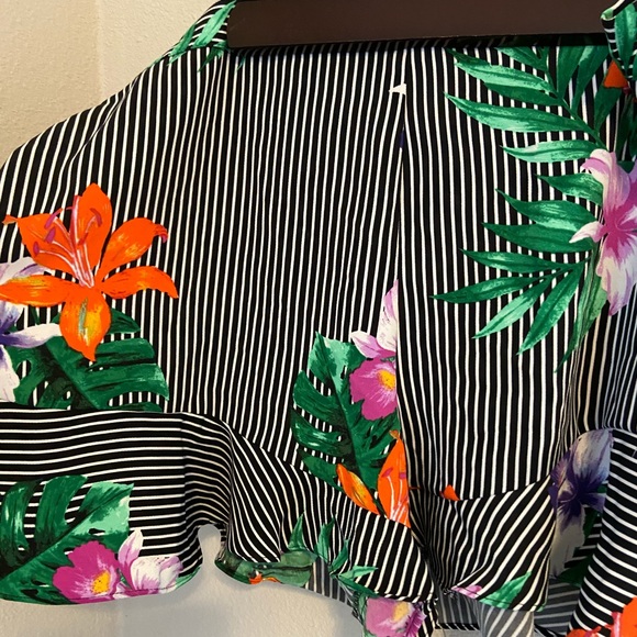 Like New Stripe Floral Ruffle Shorts - Picture 3 of 5